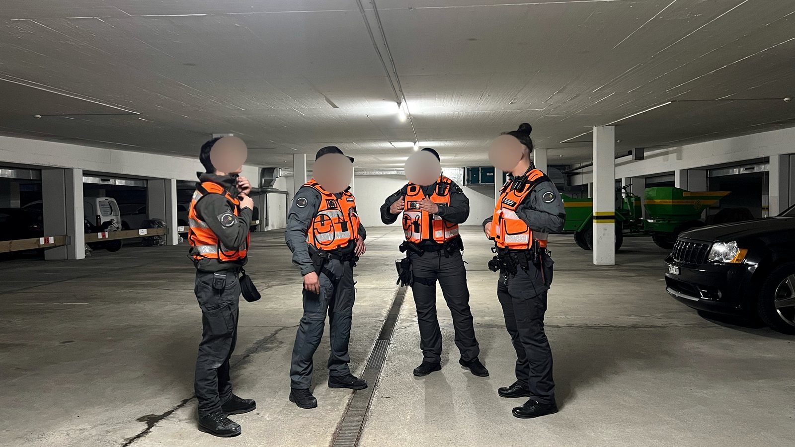 Beveiligingsteam bespreekt de aanpak tijdens een operationele praktijktraining