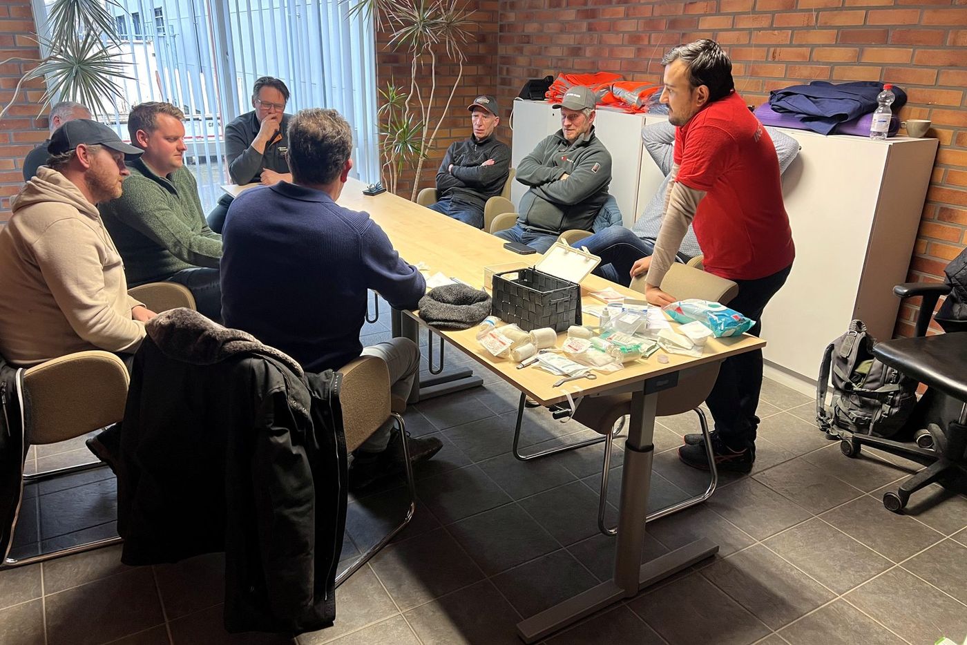 Medewerkers volgen gezamenlijk een klassikale veiligheidsinstructie