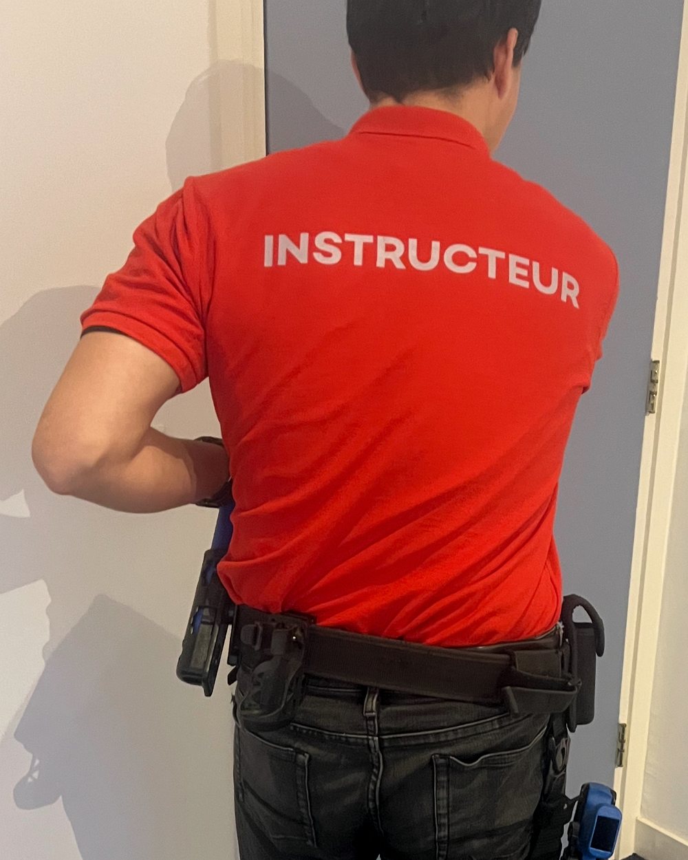 Instructeur begeleidt een operationele praktijksituatie